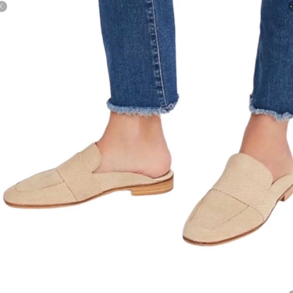 FREE PEOPLE tan snake skin textured loafer mule size 5